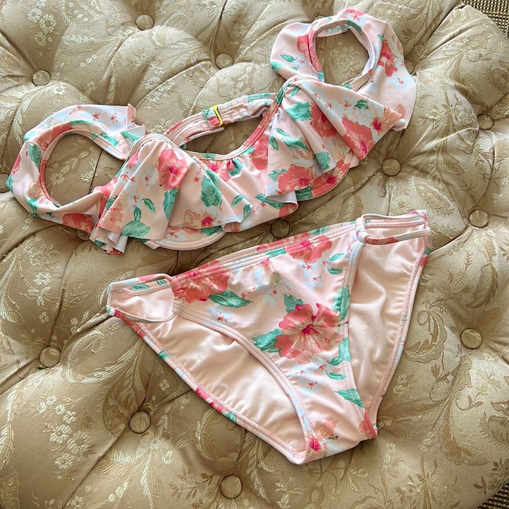 Two Piece bikini set swimsuit. Floral. Size Medium.